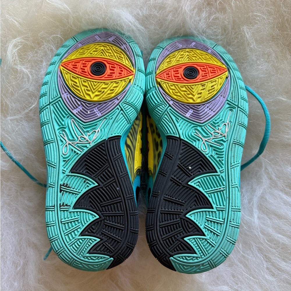 Nike Kyrie 6 Basketball Shoes / size 7